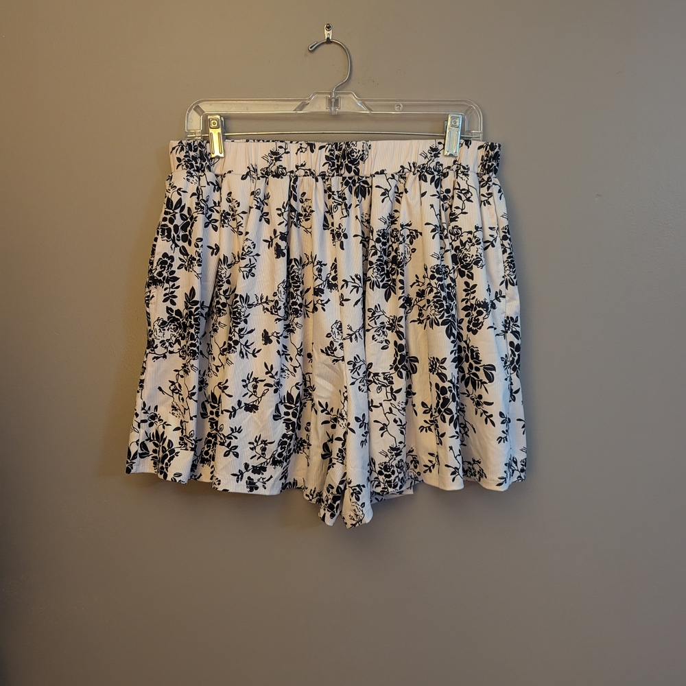 Cider High Waist Black and White Shorts